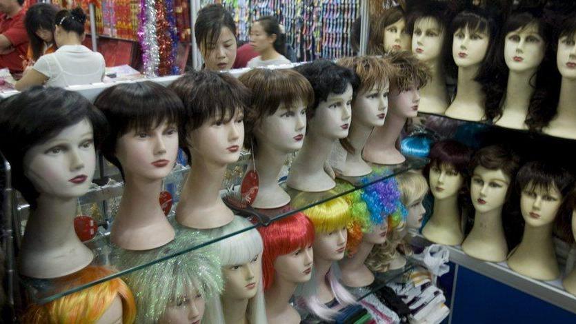 «Parrucche gratuite per le donne col cancro La Regione le conceda»
