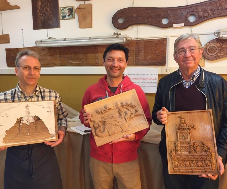 Sei tavole in legno di noce con le immagini dei carri dedicati alla Madonna