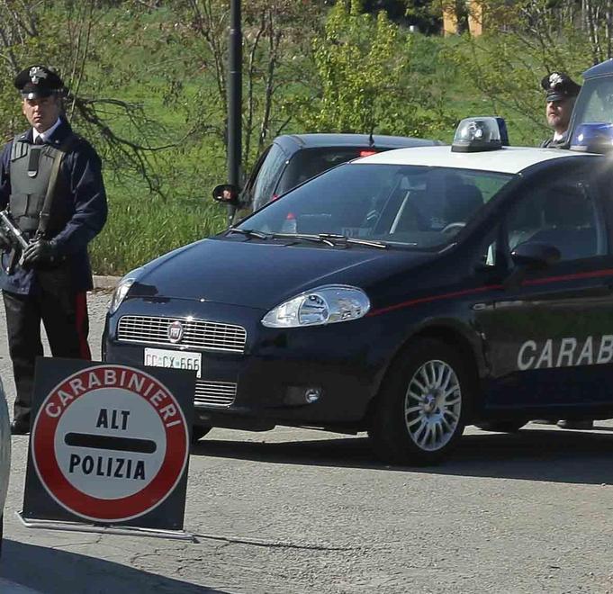 Fugge e sperona i carabinieri, notte in cella 