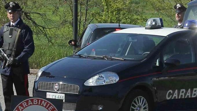 Fugge e sperona i carabinieri, notte in cella