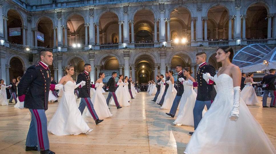 Modena. La pioggia non ferma la magia del grande ballo delle debuttanti