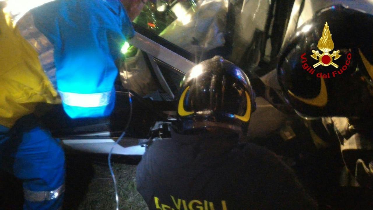 Si ribalta con l'auto e finisce in un fossato