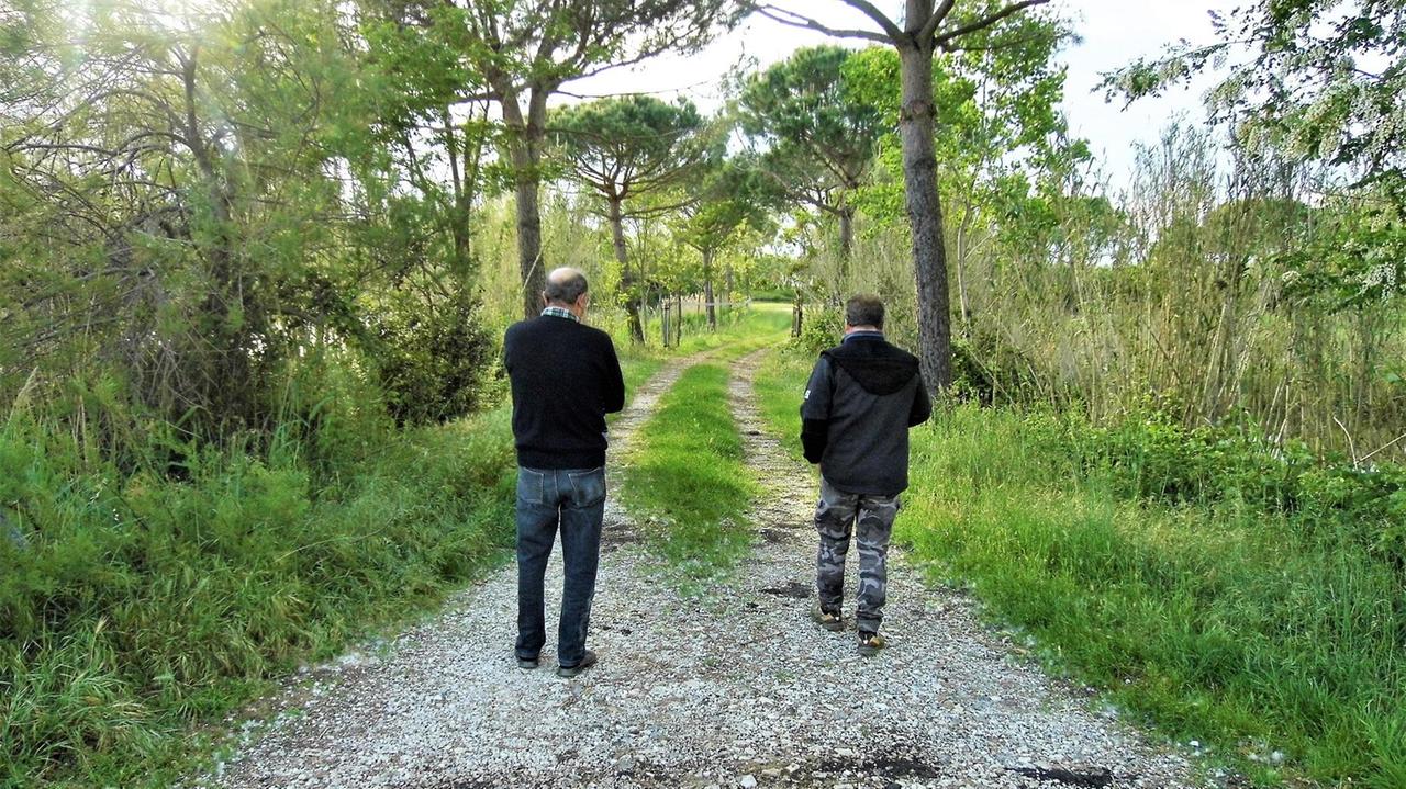 I colleghi del defunto sul sentiero che porta all'azienda agricola