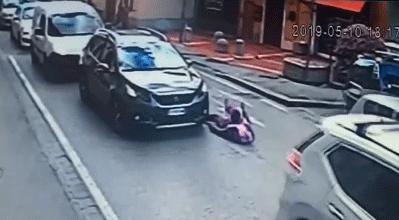 Investe pedone senza fermarsi e attraversa col semaforo rosso - Video