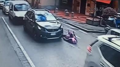 Investe pedone senza fermarsi e attraversa col semaforo rosso - Video