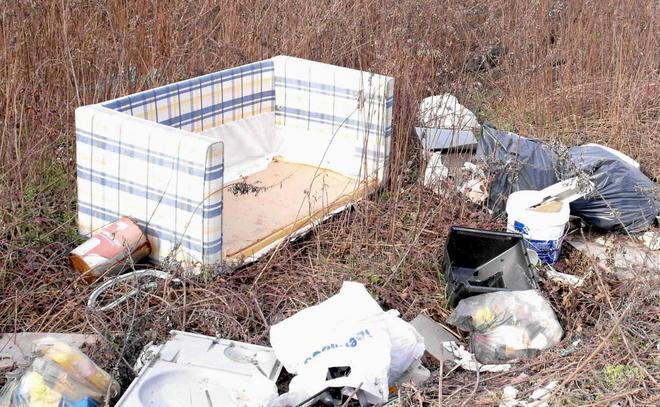 Rifiuti abbandonati vicino a un’isola ecologica