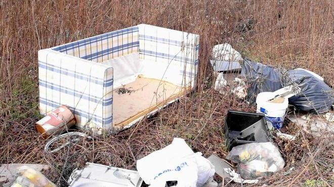 Rifiuti abbandonati vicino a un’isola ecologica
