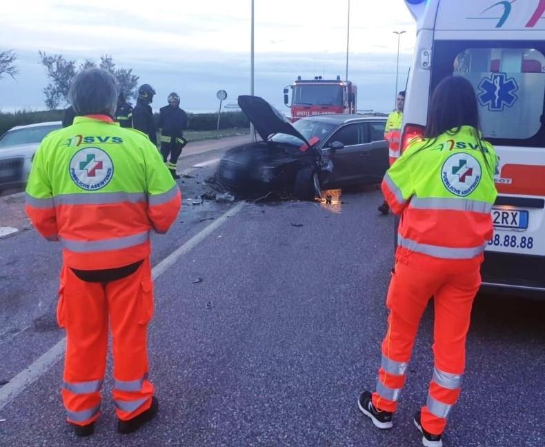 L'intervento di vigili del fuoco e soccorritori su viale Italia