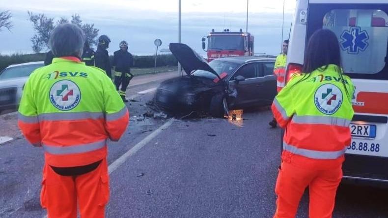 L'intervento di vigili del fuoco e soccorritori su viale Italia