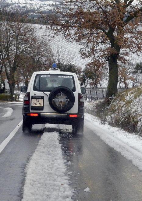 Il sindaco Franci: «Pulite i marciapiedi davanti a casa»