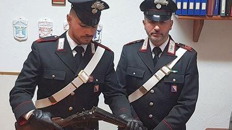 Nasconde fucile con matricola abrasa, arrestato
