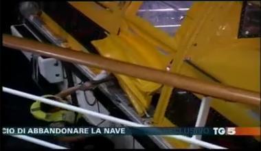 Scialuppe in mare, c’è chi cade in acqua 