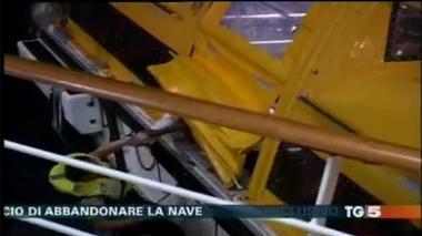Scialuppe in mare, c’è chi cade in acqua