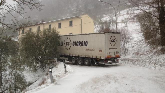 Tir fermo su una curva 325 chiusa per due ore