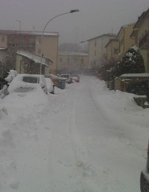 Castelnuovo sommersa dalla neve caduta già nella notte 