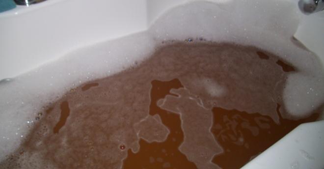 Acqua marrone dai rubinetti Proteste a Piano di Mommio 