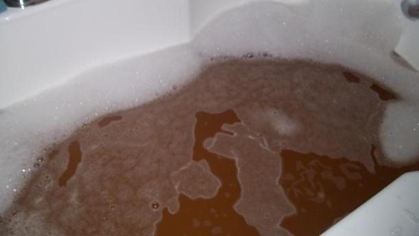 Acqua marrone dai rubinetti Proteste a Piano di Mommio