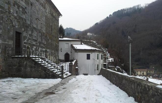Neve in Garfagnana e la chiesa non apre 