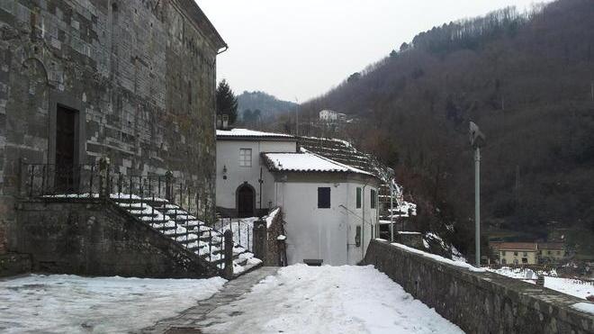 Neve in Garfagnana e la chiesa non apre
