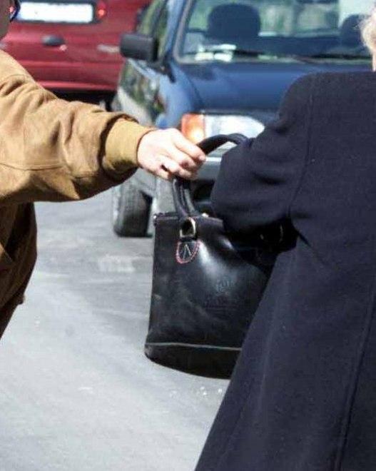 Rapinò un’anziana, denunciato 