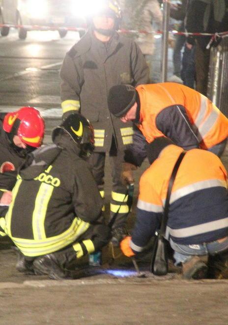 Caos in piazza Attias «Fumo dal tombino» e il traffico va in tilt 