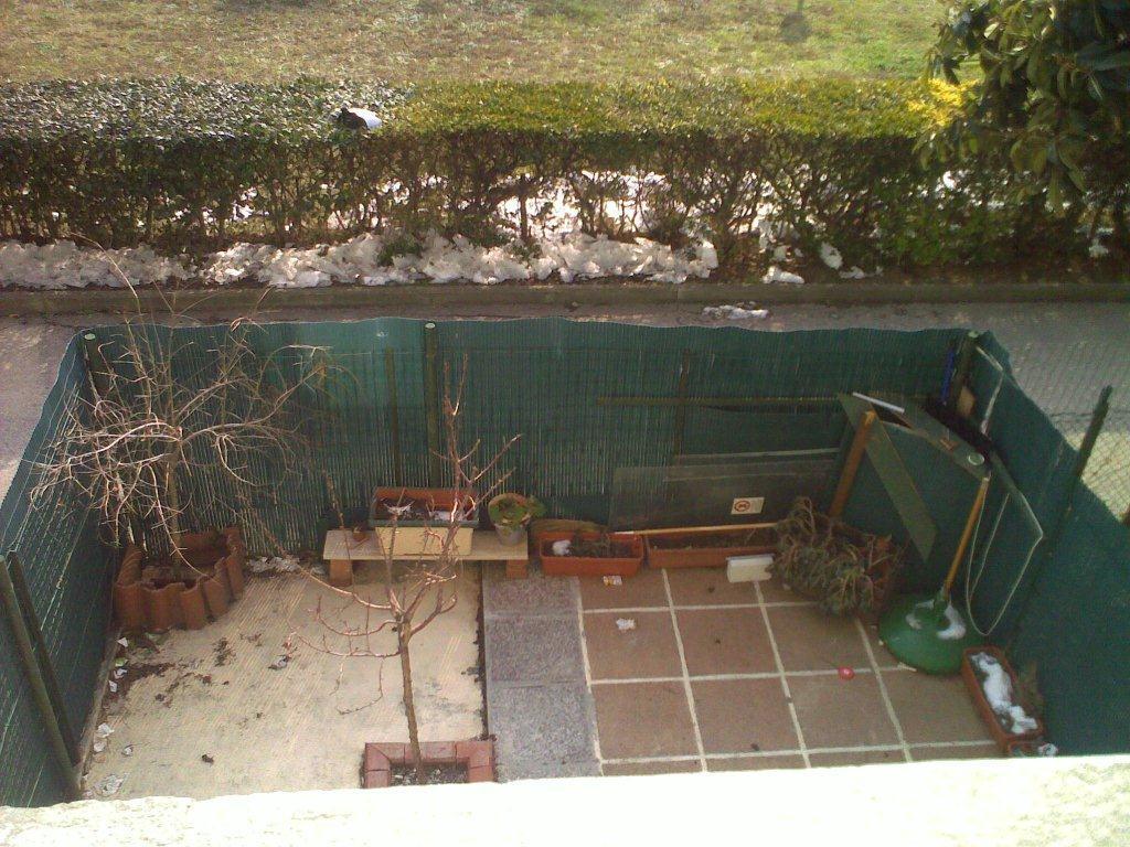 Lancia immondizia nel giardino del vicino, incastrata da un video 
