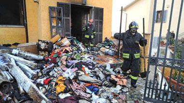Incendio in un deposito di materiale tessile a Quarrata