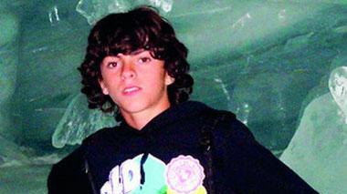 Una folla di ragazzi saluta Gianlu stroncato da un tumore