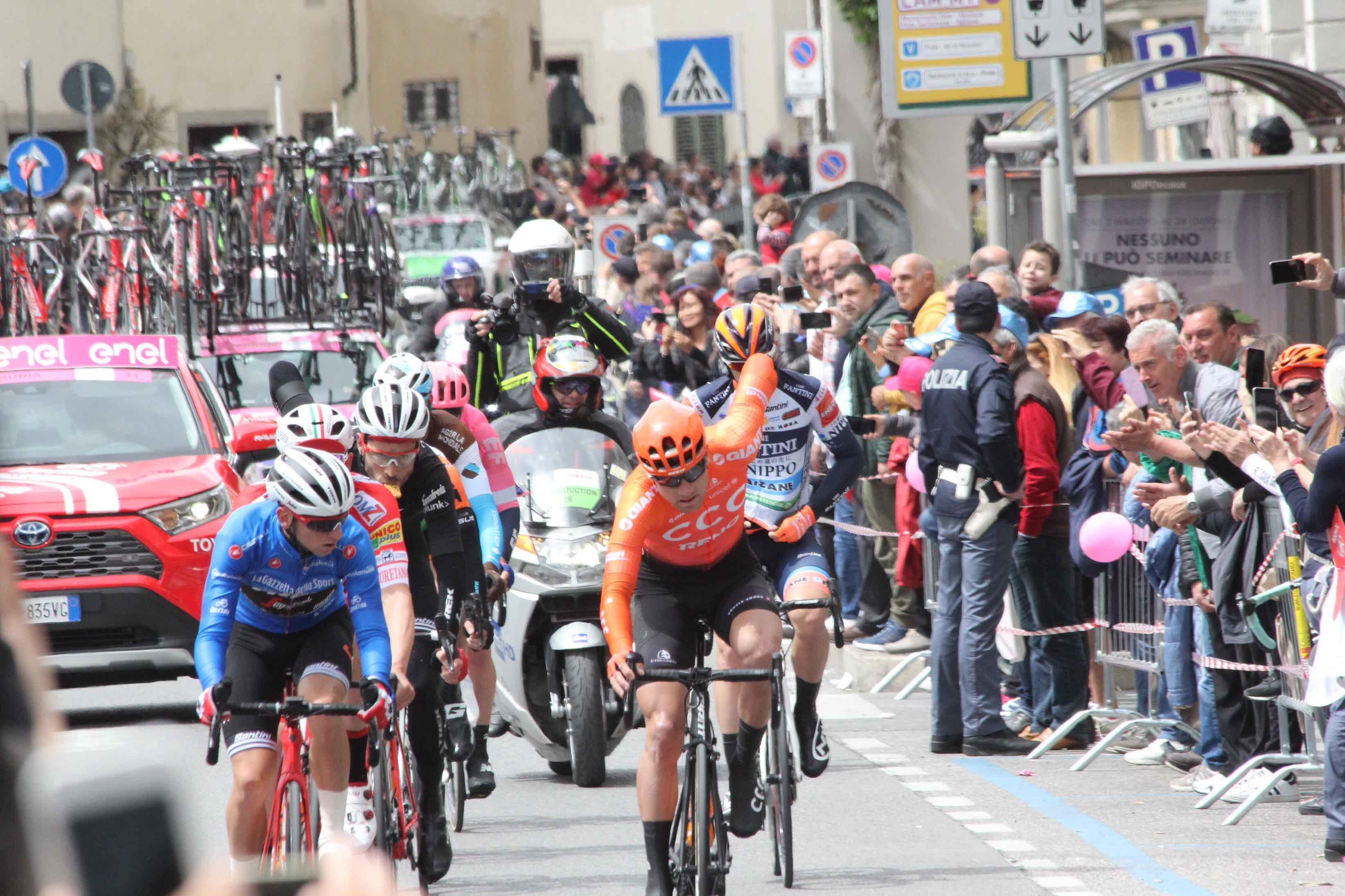 Il passaggio dei ciclisti in piazza Mercatale a Prato (foto Batavia)