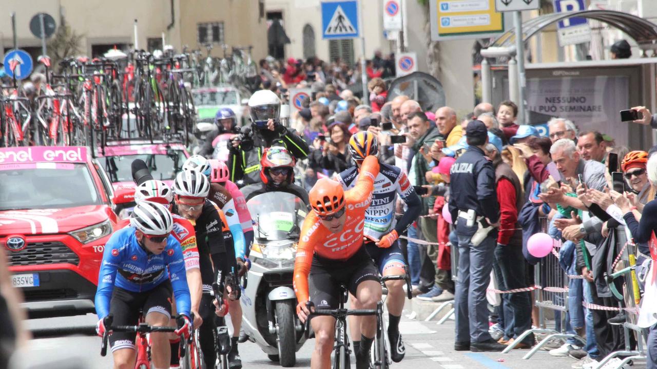 Il passaggio dei ciclisti in piazza Mercatale a Prato (foto Batavia)