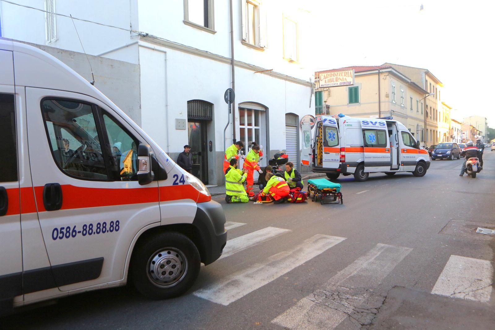Fugge in auto dopo l'incidente e investe una donna in bicicletta