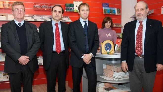 Un defibrillatore all’info-point dell’aeroporto Galilei