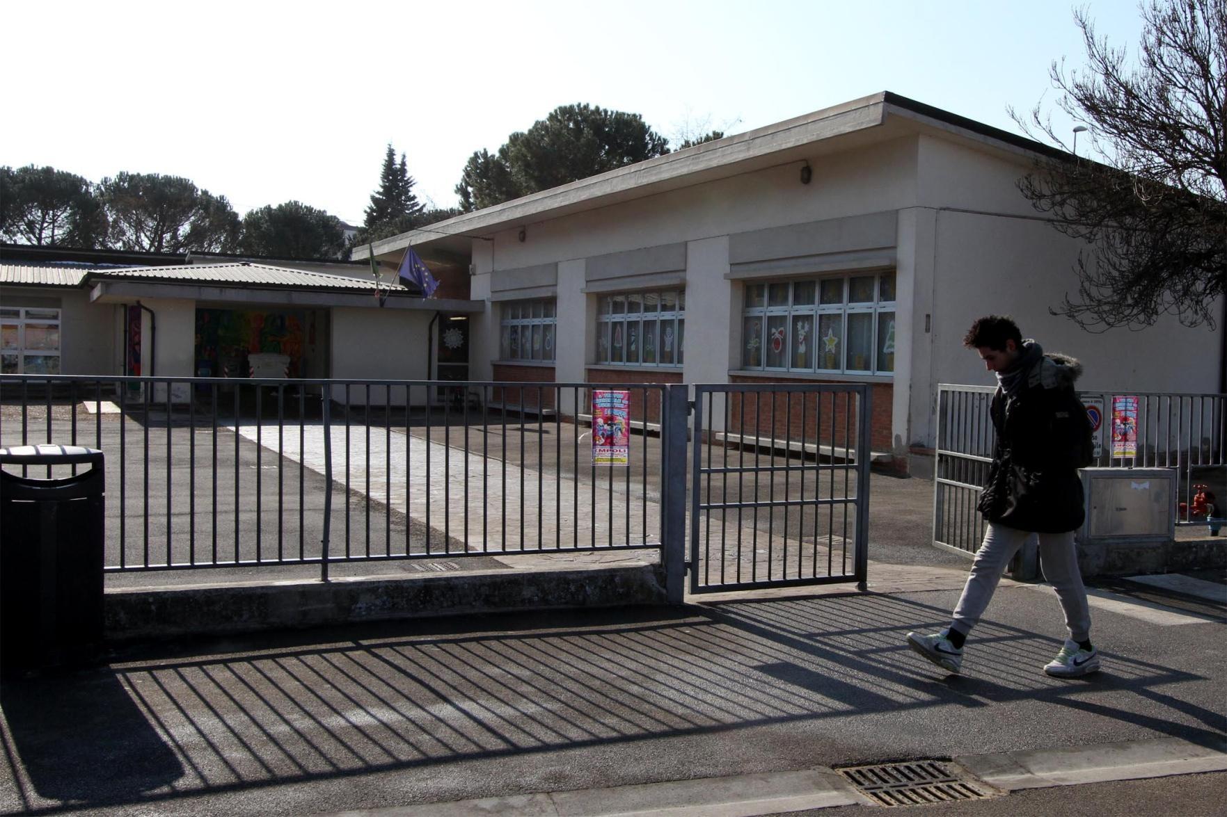 Aule al gelo, bambini sui banchi coi guanti 