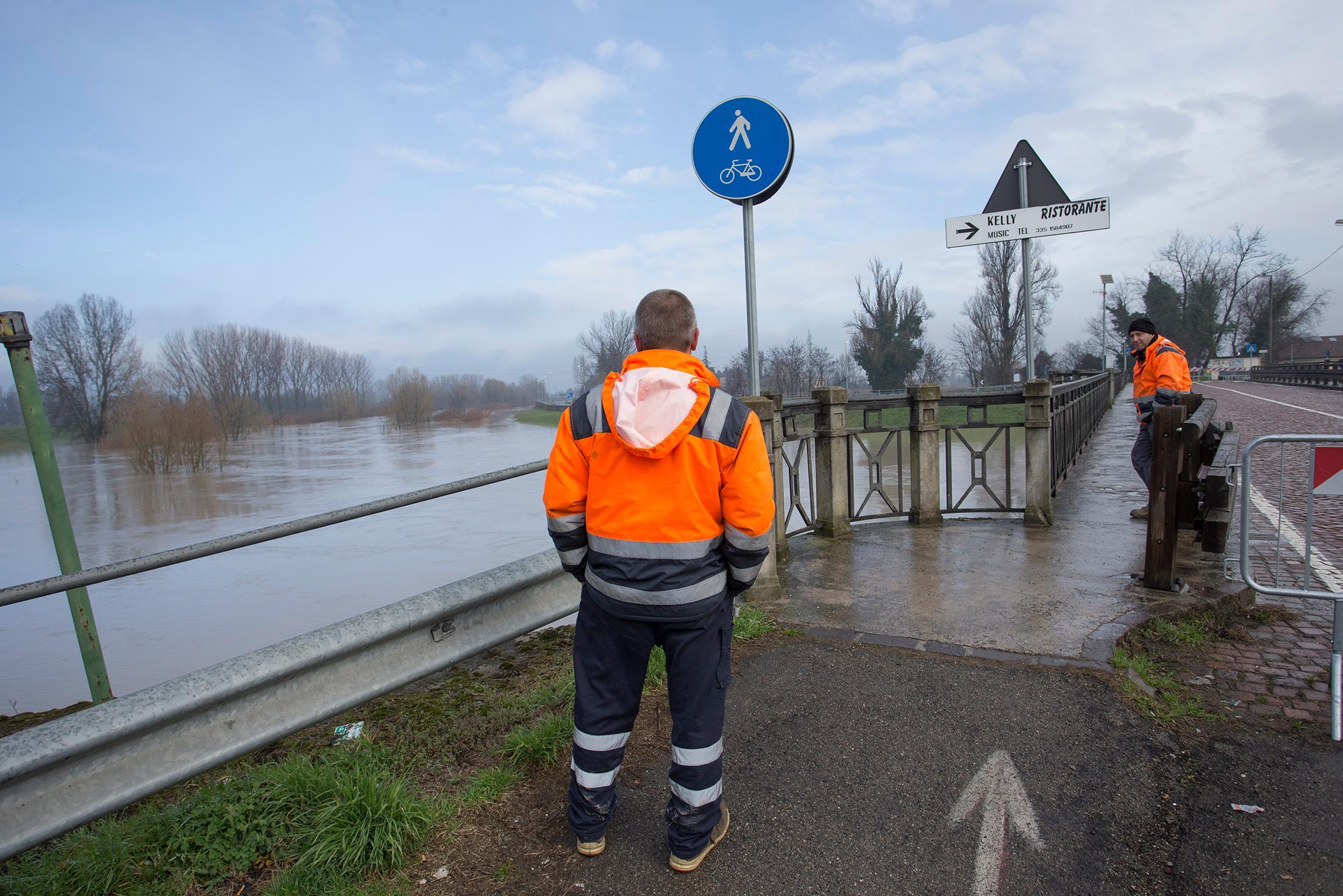  ALLERTA MALTEMPO Piogge abbondanti: fiumi in piena, chiusi alcuni ponti Scuole chiuse a Sorbara, Bastiglia e Sozzigalli  Evacuate famiglie a Campogalliano 