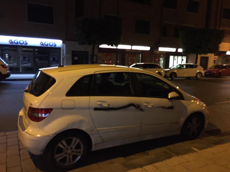 Imbrattata l'auto del candidato leghista