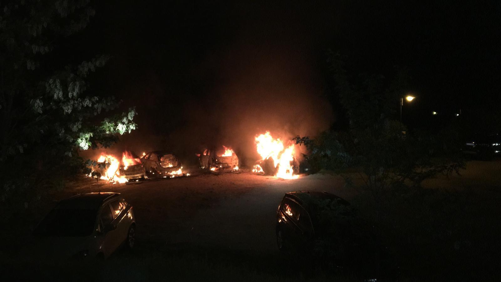 Le auto a fuoco a Montemerano