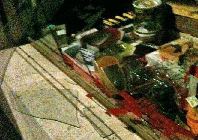 Spacca la vetrina del negozio con un calcio, denunciato