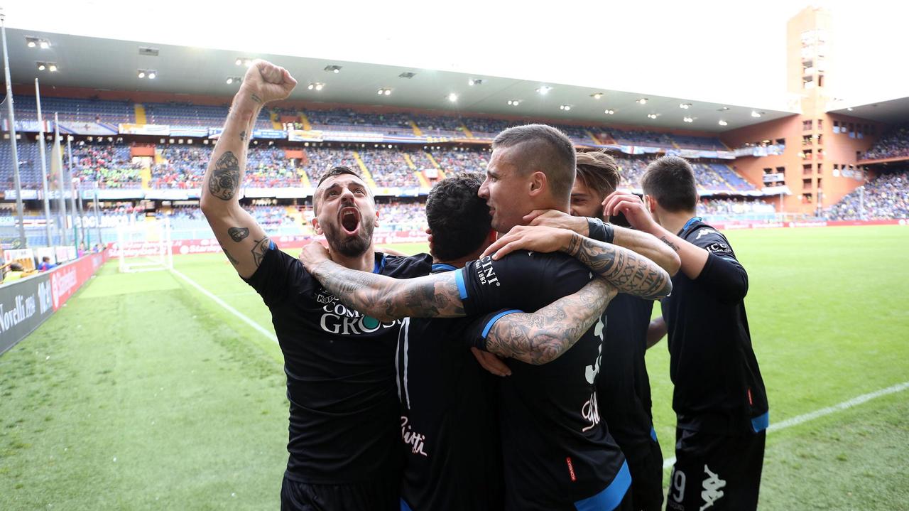 La gioia degli azzurri dopo il gol di Farias (foto Paolo Nucci)