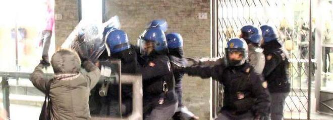 La Digos trova le spranghe «Ce le hanno tirate i Carc» 