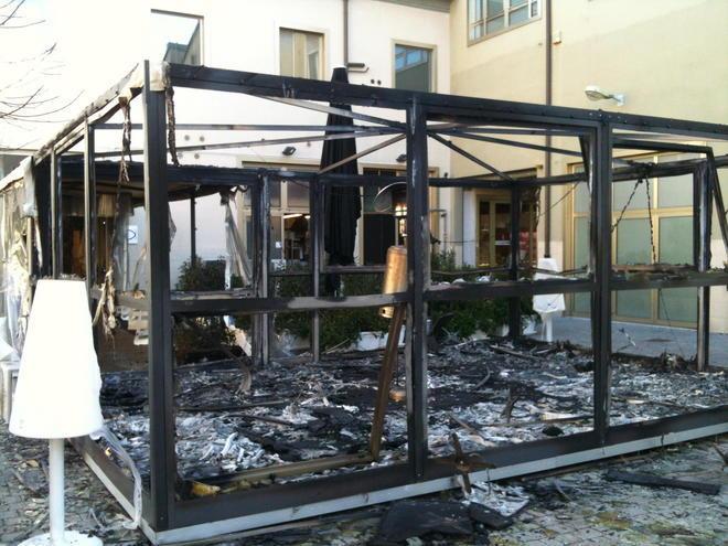 Brucia la veranda del ristorante, non si esclude il dolo 
