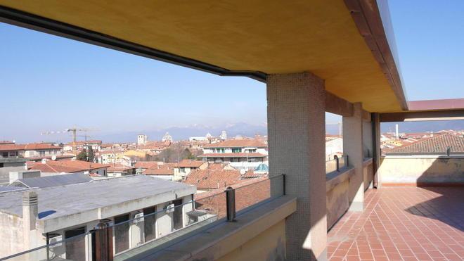 Un ristorante panoramico con vista fino alla Torre