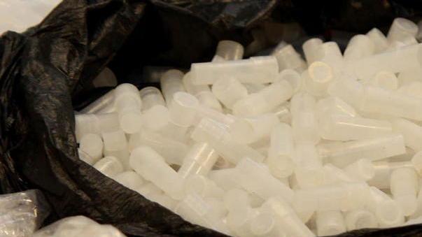 Belle ragazze cinesi usate come nascondigli per la droga