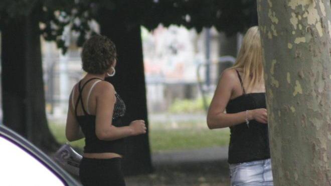 Spaccia Viagra e Cialis ai clienti delle prostitute