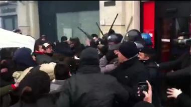 Movimento Occupy, scontri tra polizia e manifestanti; ferito un agente