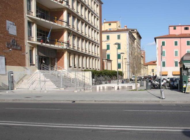 Uno spinello in classe, poi si è sentito male 