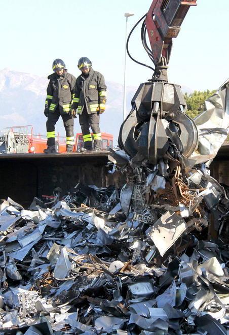 Si rovescia un Tir carico di acciaio 