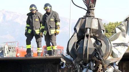 Si rovescia un Tir carico di acciaio