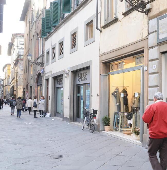 Rubano per noia un paio di decoltè da un negozio cinese 