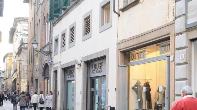 Rubano per noia un paio di decoltè da un negozio cinese