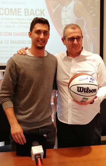 Davide Moretti consegna il pallone autografato delle finali Ncaa a Fabrizio Tesi